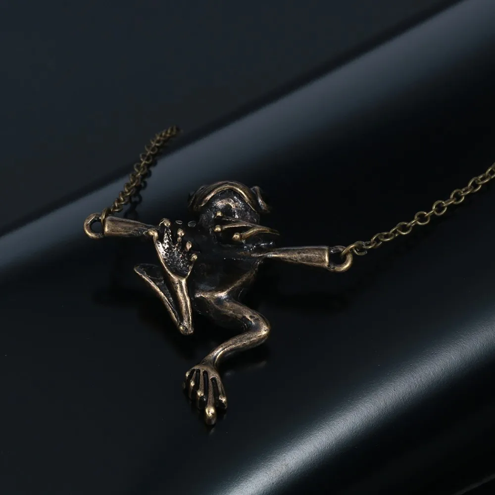 Pretty Animal Necklace Vintage 3D Realistic Baby Frog on a Branch Animal Unique Necklaces& Pendants Gift for Women Girls