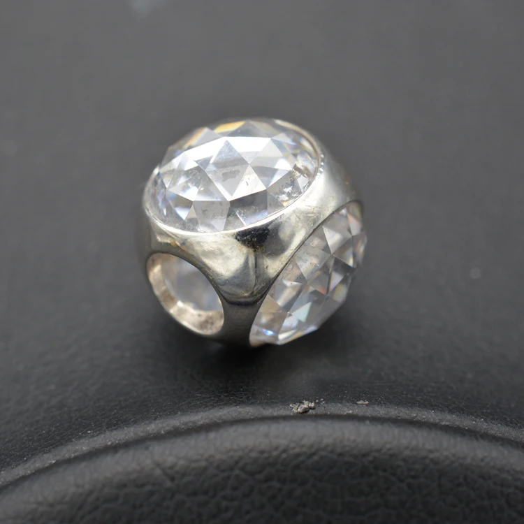 

Silver bracelet accessories set with white zircon on three sides are simple and elegant creativity