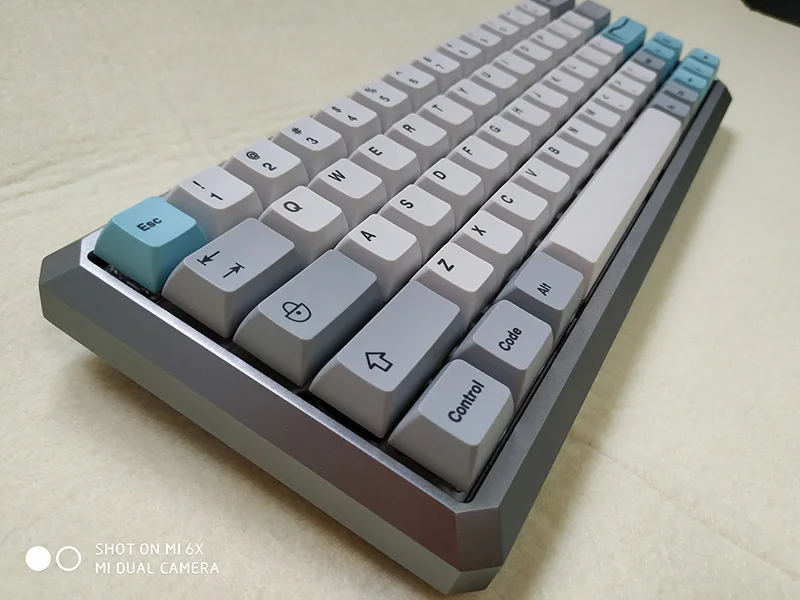 

UPS Bluetooth 3.0 GK64 mechanical keyboard cherry RGB mx brown speed blue mini 64 game keyboard