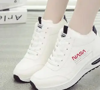 

2018 new high-top student Korean casual warm two cotton shoes.