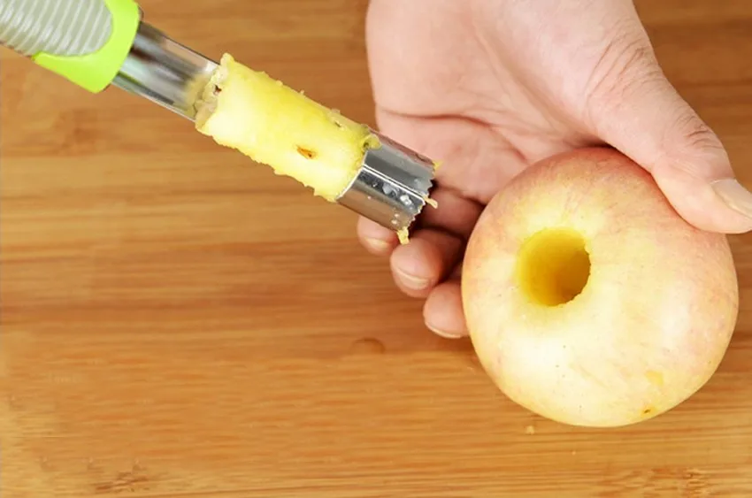 Вырезать сердцевину яблока. Вырезать сердцевину. Удалитель сердцевины у яблок. Яблокорезка для сердцевины. Приспособление для вынимания сердцевины из яблок.