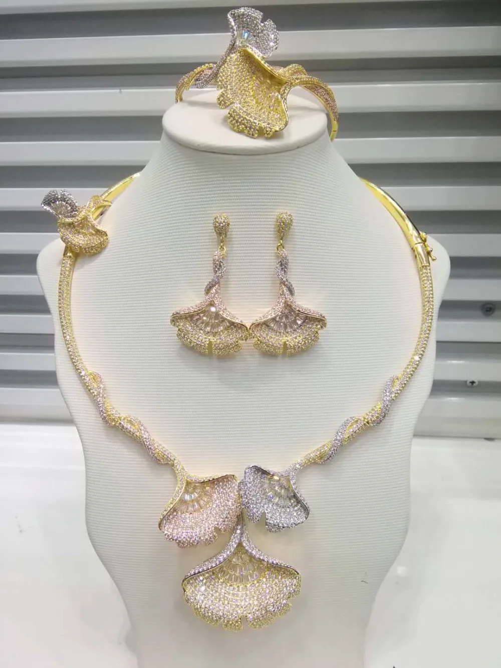 

NEW Arrival GODKI Lxury Ginkgo Leaf Women Wedding Bridal Cubic Zirconia Necklace Earring Bangle Ring Dubai Dress Jewelry Set