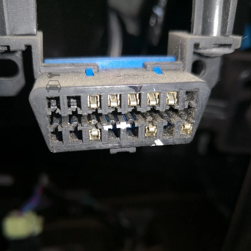 Ли обд. Hyundai solaris разъем obd2. Toyota camry 2008 диагностический разъем. Elm327 obd2 в разъеме. Разъем овд 2.