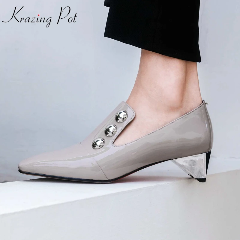 

KRAZING POT 2019 vintage charming patent leather sheep skin strange med heels pumps square toe metal rivets gorgeous shoes L21