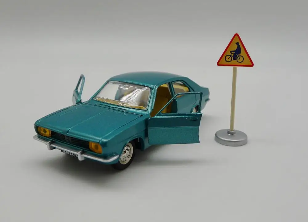 

Atlas Dinky Toys 1409 Simca 1800 1:43 Diecast model car