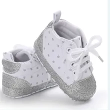 Осенняя обувь для новорожденных девочек с узором в горошек и сердечками на шнуровке; кроссовки для малышей; Классическая Повседневная обувь для детей 0-18 лет