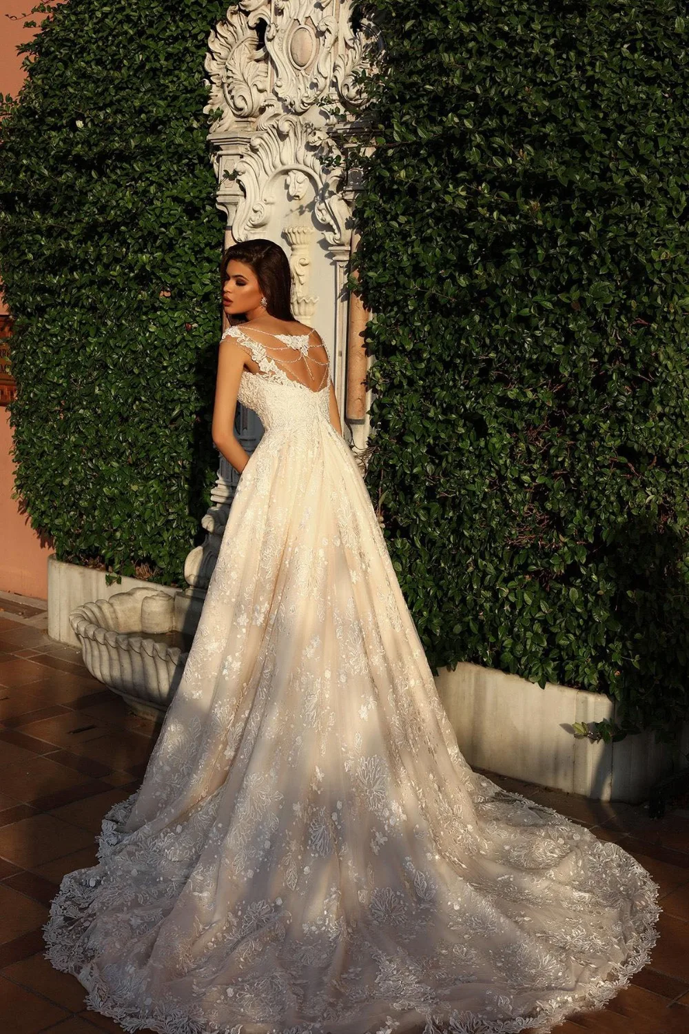 2018-new-arrival-designer-wedding-dresses-sheer-neck-sleeveless-beading-back-full-lace-court-train-bridal-gowns-custom-made
