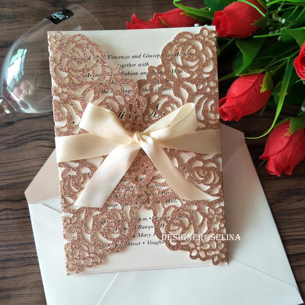 Роскошные золотые блестящие розы лазерная резка свадебные приглашения с лента цвета шампанского и конверт Quinceanera карты 50 шт./лот