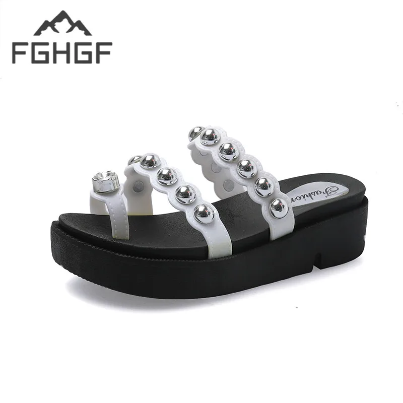 

FGHGF 2019 new fashion rivet slippers flat with soft shoes women summer outside shoes colors black white size 35-39 5cm heels