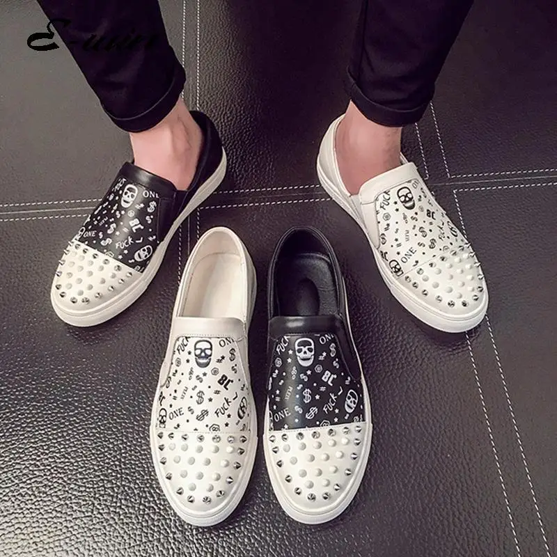 Разработка бренда Натуральной Кожи Мужчины Заклепки Череп Печати Панк Обувь