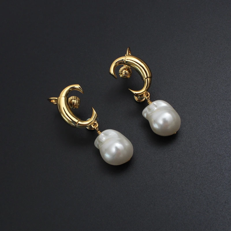 

European and American niche design new letter C-shaped Baroque Pearl pendant earrings retro temperament