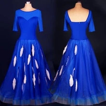 Яркое женское платье для занятий бальными танцами, украшенное пером