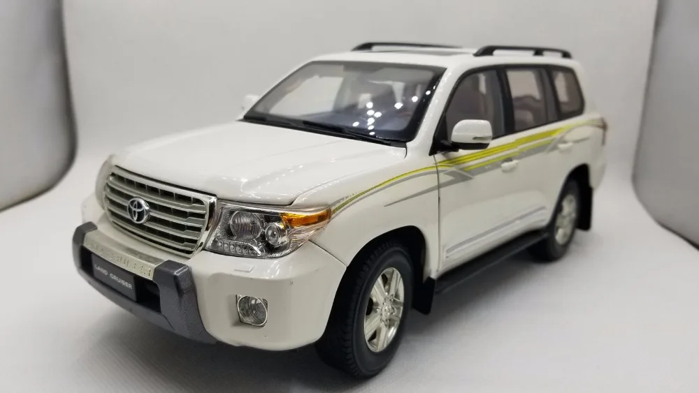 118 Diecast Model for Toyota Land Cruiser LC200 2012 White SUV Alloy