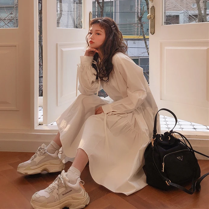 Женское белое платье рубашка в стиле ретро длинное с пышными рукавами и поясом