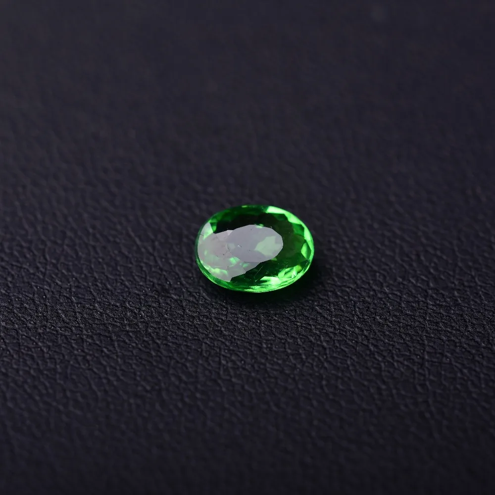 

1 CT garnet Natural surface Perfect scintillation.Specification: 7.4mm*6.0mm*2.1mm