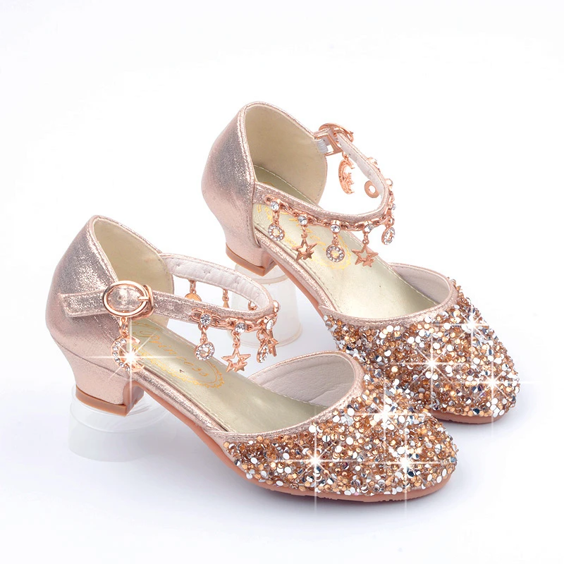 Блестящие сандалии принцессы с металлическим украшением для девочек; детская обувь для маленьких девочек на высоком каблуке; сандалии с кристаллами для танцев