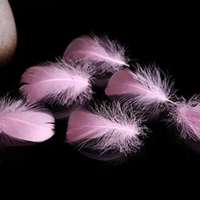 Природные Перья маленькие плавающие гусиные перья красочные перья, пух для украшения паров ремесло 4-8 см 1-2 дюйма 100 шт./партия - Цвет: Pink