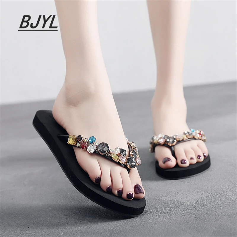 

2019 summer new female slippers slip wear rhinestone flip flops flat bottom beach shoes women