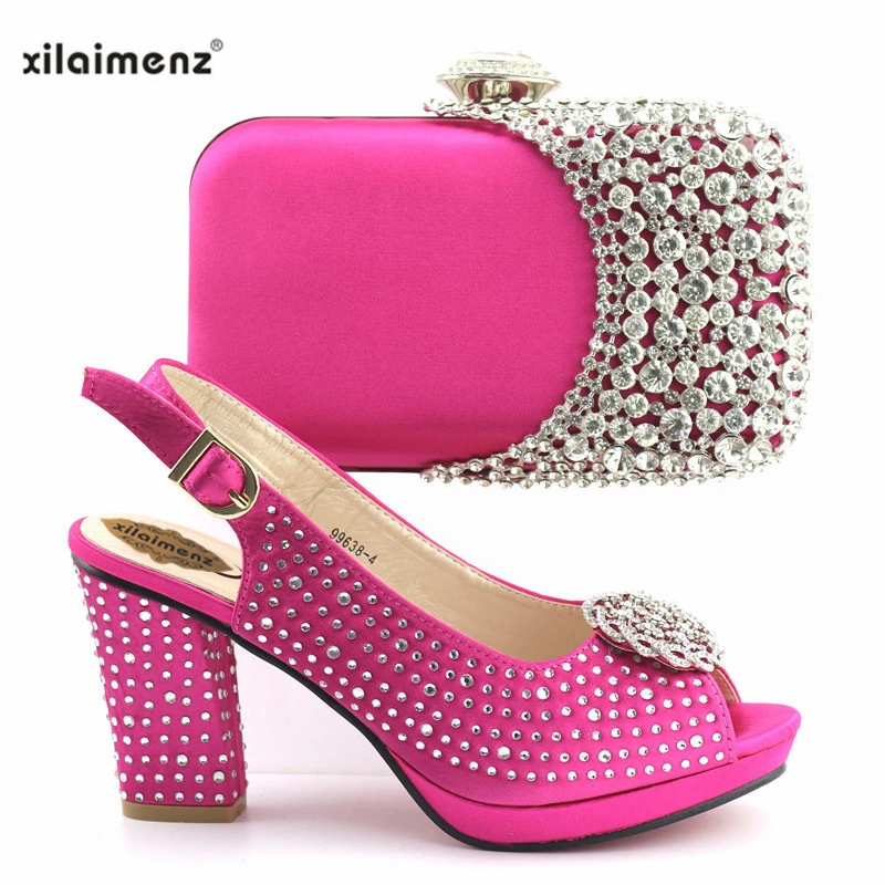 Комплект из итальянских туфель и сумочки цвета фуксии, украшенных стразами; летние женские туфли на высоком каблуке; свадебные туфли в