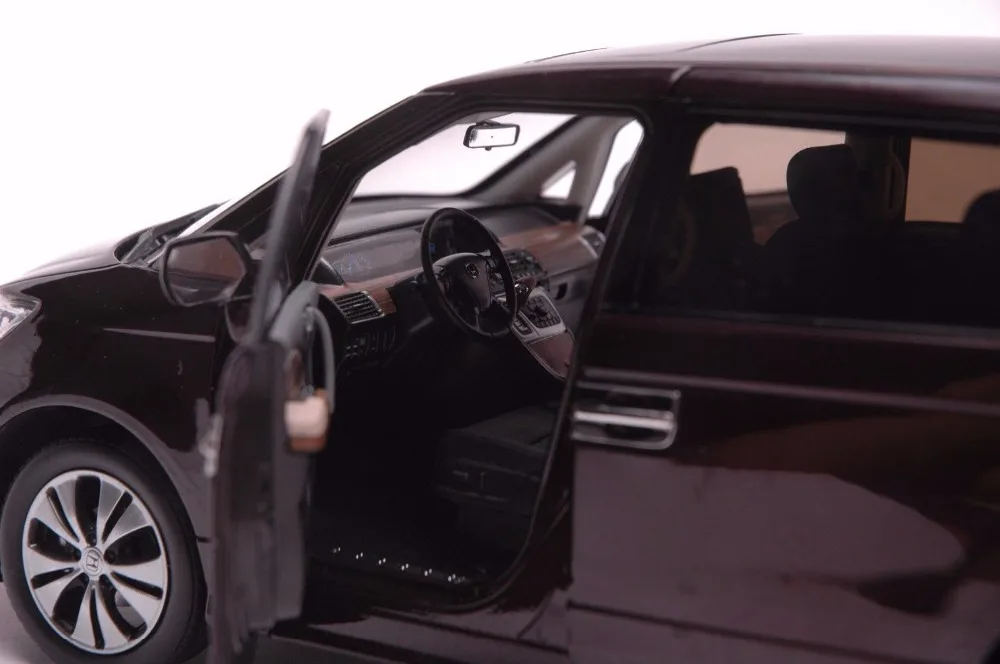 Honda elysion mpv model in scale 118 (6)