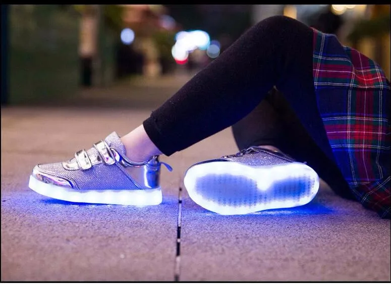 8-цвет детские спортивные туфли модные с яркие светящиеся яркие светодиодные лампы детская повседневная обувь на плоской подошве Размер 26-35 для мальчиков и девочек