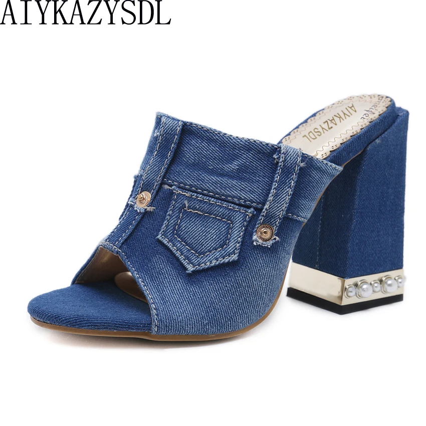 AIYKAZYSDL/женские босоножки; коллекция года; джинсовые туфли с открытым носком на высоком каблуке; женские классические туфли с открытым носком, украшенные жемчугом, на толстом высоком каблуке; Повседневная обувь по бокам