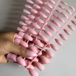 Розовый острые накладные ногти блестящие средней длины капли воды форма поддельные ногти для повседневной носки 24 шт. на дерево ногтей