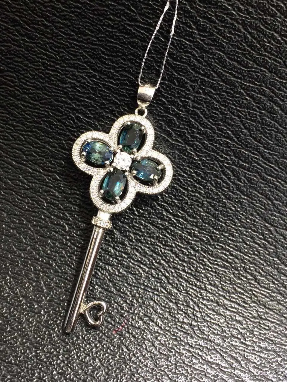 

Collares Qi Xuan_Dark Blue Stone Fashion Key Pendant Necklace_Real Necklace_Quality Guaranteed_Manufacturer Directly Sales