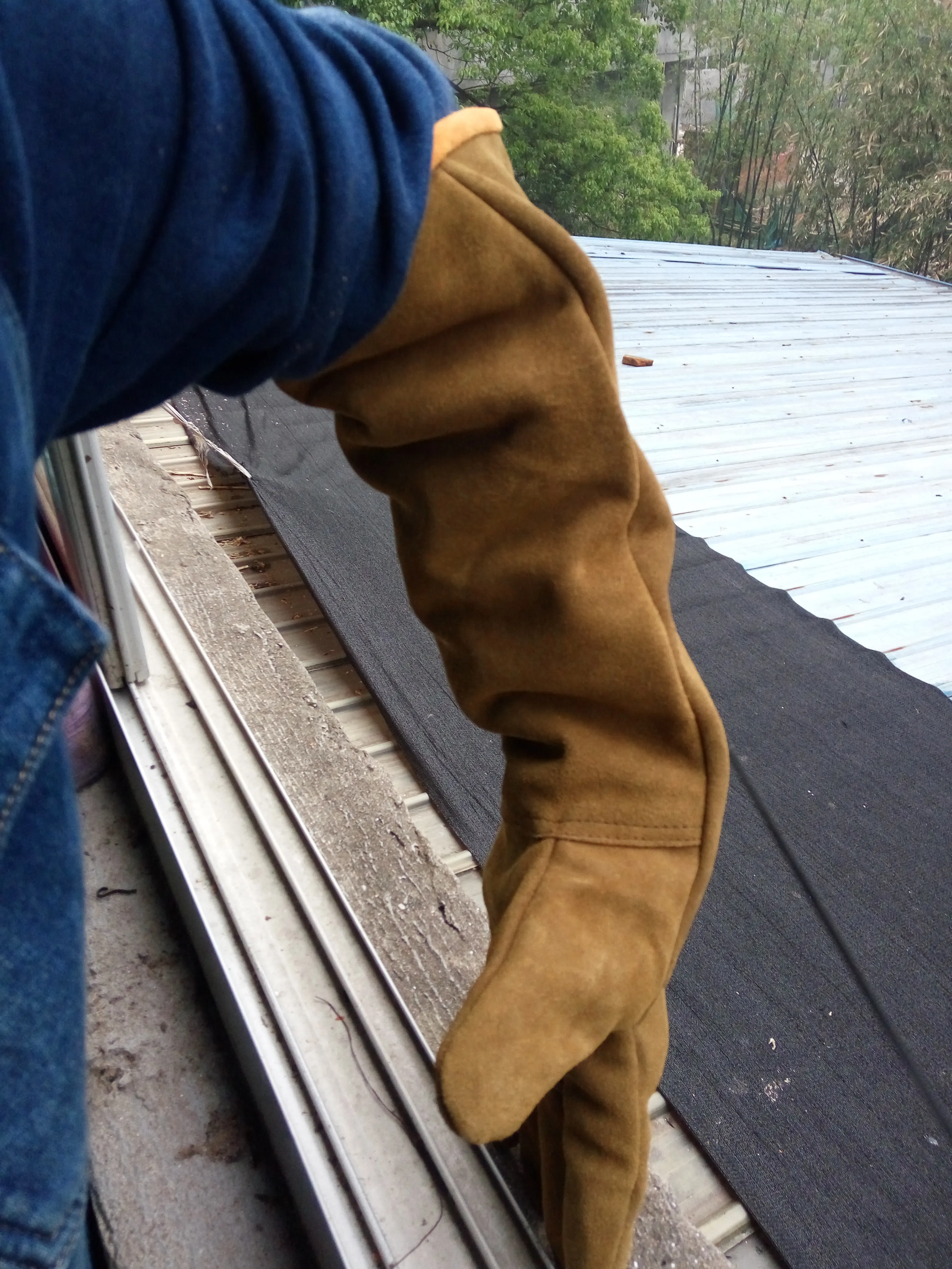 

Anti-bite gloves three layer Thicken cowhide gloves length 50cm 70cm thick 4mm Protective tooth puncturing Pet breeding gloves