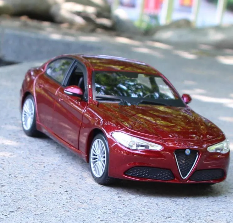 1:24 усовершенствованная модель автомобиля из сплава, высокое моделирование Alfa Romeo Giulia спортивные автомобильные игрушки, 4 открытые двери Коллекция Модель