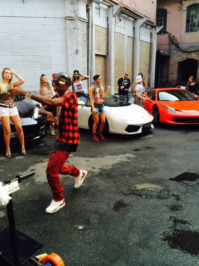 soulja-boy-has-exotic-rides-and-ladies-in-new-video-shooting-85765_1