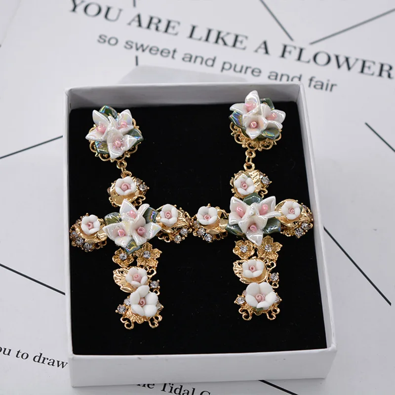 

Newest Fashion Jewelry exaggerated metal crystal flower earrings for Woman retro baroque catwalk wind cross earrings Wedding gif