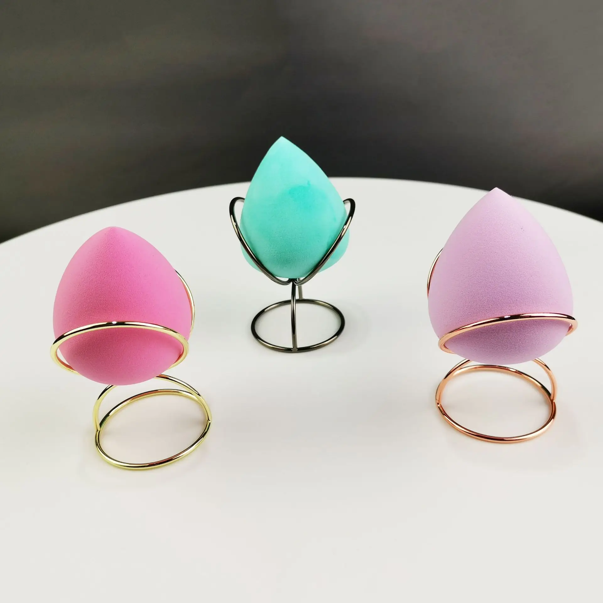 

Hot Sale Metal Powder Puff Holder Brand Makeup Sponge Puff Drying Stand Holder Beauty Egg Display Stand 3 Colors Available