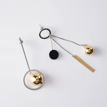 Asymétrique Style coréen conception populaire longues boucles d'oreilles cercle creux boule en métal boucles d'oreilles pendantes