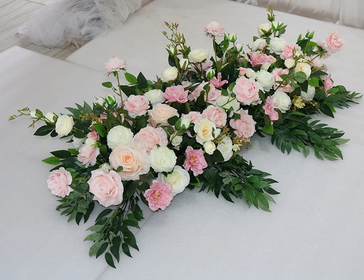 Индивидуальные свадебные цветы высокого класса зеленые листья розовый высокий ряд цветов дорога цитируется наружное свадебное оформление зеленые растения организовать