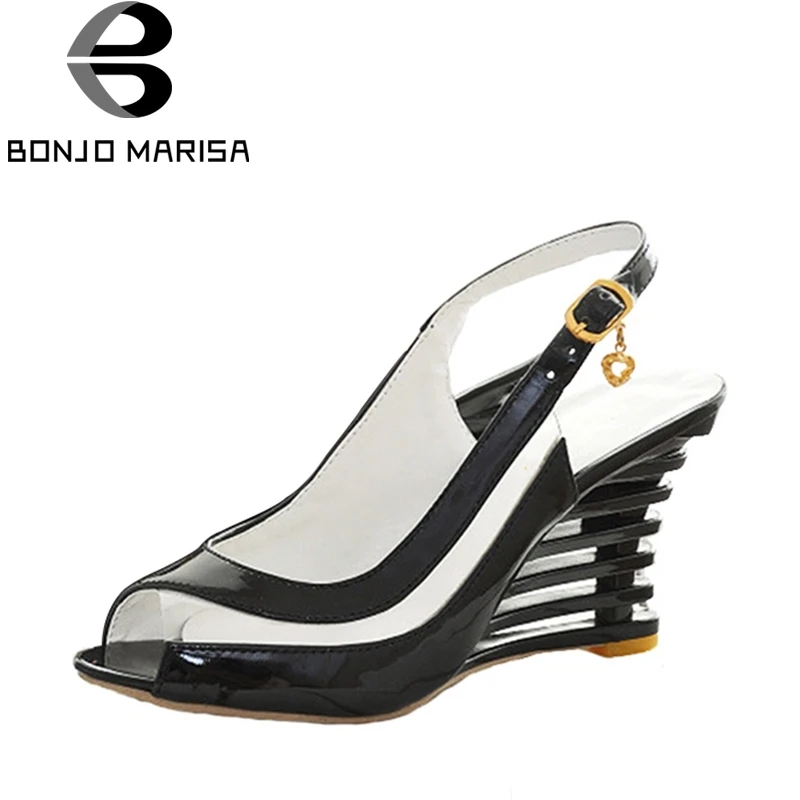 baratas BONJOMARISA Alta Cunha Calcanhar Sandálias Fivela Sandálias de Dedo Aberto Transparente Sapatos de Verão das Mulheres Sapatos de Verniz PU Sexy Verão Nova Marca sapatos