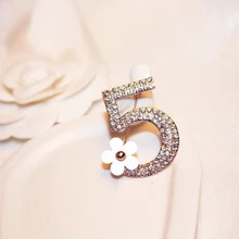 2017 Brand New Fashion Crystal Number 5 Flower Brooch Rose Gold Plated Figure Rhinestone Brooch Women Wedding Party Fine Jewelry vintage rhinestone embossed figure oval brooch