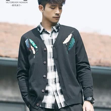 Дизайн, весенне-осенний вязаный кардиган для мужчин с v-образным вырезом, трендовая вышивка перьями, красивый мужской свитер, пальто