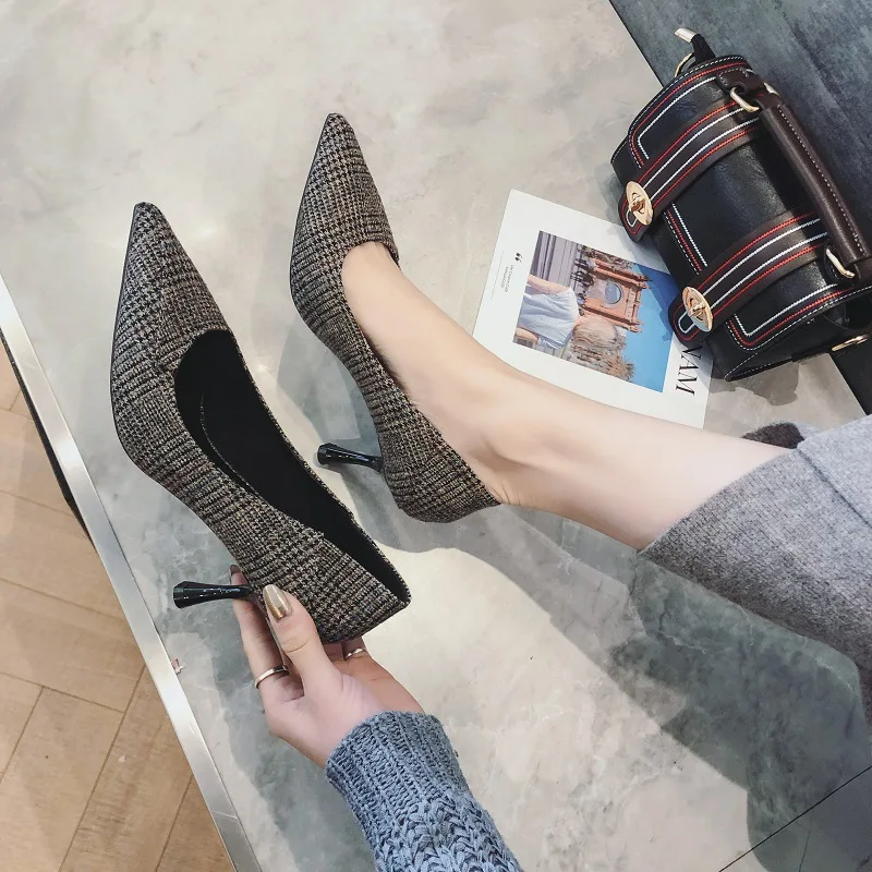 

2019 spring and autumn new versatile stiletto single shoes coffee plaid special material pointed shoes shallow mouth.