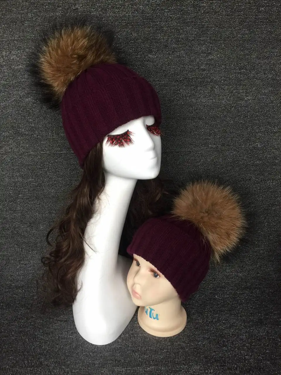 Для мамы меховым помпоном Шапки теплые зимние вязаные шерсть одноцветное Цвет шапочка шапки для Для женщин мальчиков девочек соответствия Шапки - Цвет: brugundy