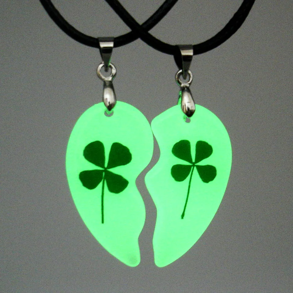 

SEDmart Glow In the Dark 4 Clovers Heart Shaped Lover's Pendant Necklaces Rope Chain Natural Leaves Resin Couple Necklaces