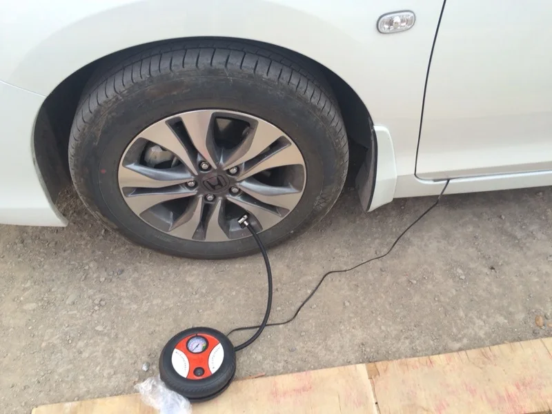 Portable Car inflatable pump Electric 260PSI DC12V Mini Tyre / Tire Air Inflator Air Compressor Car Auto Air Pump with 3 Nozzles