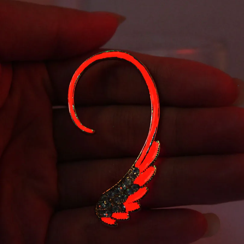 светятся сережки. светящиеся серьги-гвоздики. светящиеся украшения для девочек. светящиеся серьги деревянные. светодиодные серьги.