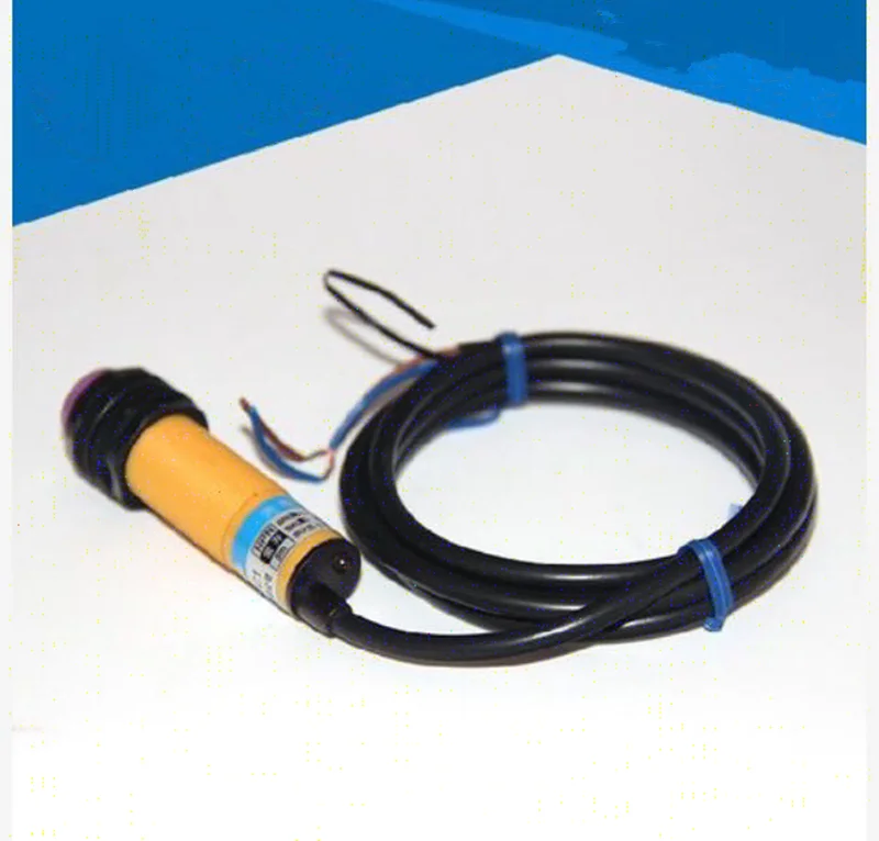

E3F-DS10P12 PNP DC four-wire NO+NC diffe type photoelectric switch