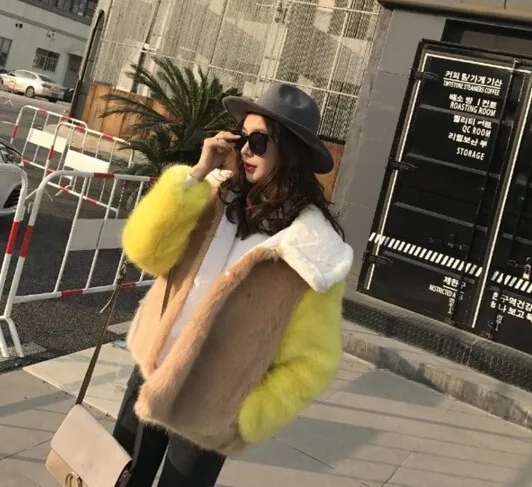 Стильное контрастное цветное пушистое пальто из искусственного меха высокого качества для женщин с отворотом из искусственного лисьего меха, Короткие пальто, теплая верхняя одежда, 2 цвета