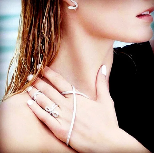 

The luxurious and high-grade drill bangles cross palm bangles for women