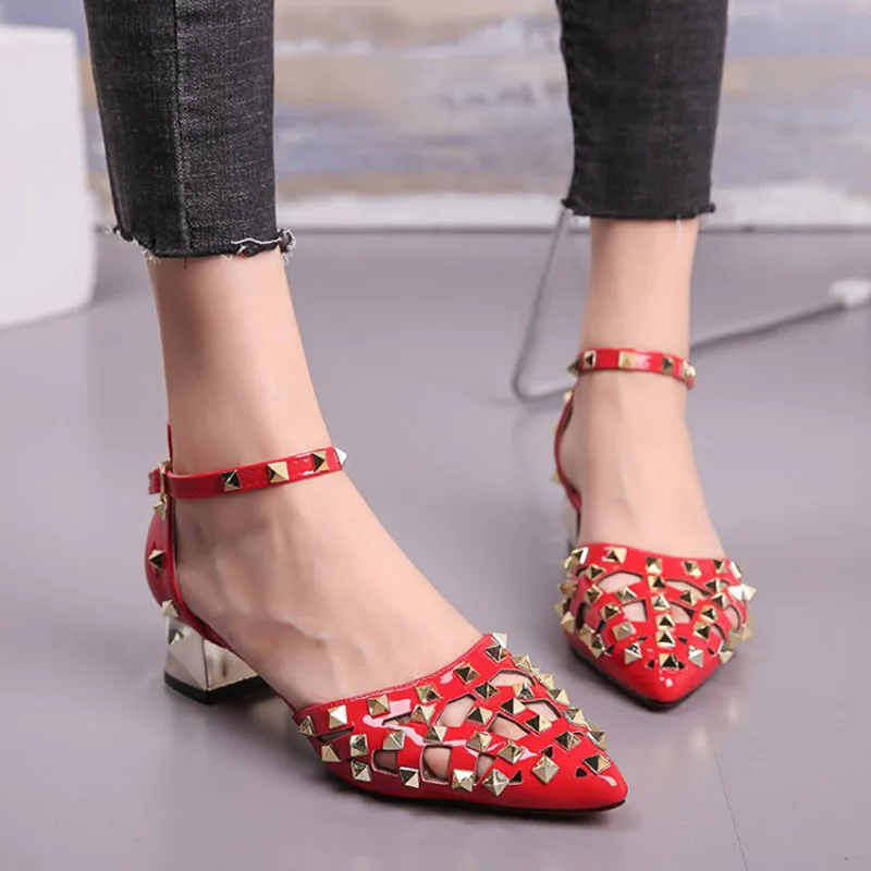 أحذية نسائية برشام الصنادل 2018 الصيف جديد وأشار الهواء مع الأحذية مزاجه بلون واحدة كلمة سميكة كعب أحذية