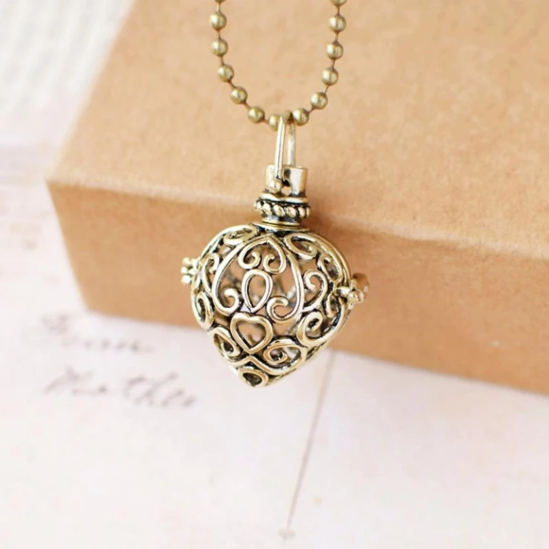 

Personality Vintage Heart Scented Ball Hollow Sachet Can Be Opened Handmade Female Pendant Necklaces NE076