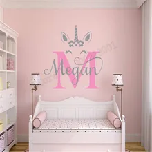 Пользовательское имя для детской комнаты стикер на стену красота единорог с именем плакат Винил Искусство Съемный Фреска модный орнамент LY911