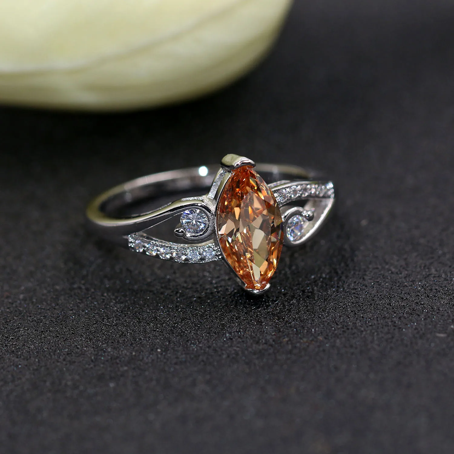 Hainon 2018 New CZ Crystal Engagement Rings For Women Elegant Wedding Rings Silver Color Filled Finger Jewelry Romantic Gifts
